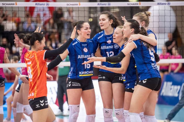 Yurika Bamba (Allianz MTV Stuttgart, 04), Mikala Mogensen (Allianz MTV Stuttgart, 16), Lucia Varela Gomez (Allianz MTV Stuttgart, 12), Antonia Stautz (Allianz MTV Stuttgart, 06), Pauline Martin (Allianz MTV Stuttgart, 11), Lydia Grote (Allianz MTV Stuttgart, 05), vlnr. - Jubel, Freude nach Heimsieg gegen den VC Wiesbaden GER, Allianz MTV Stuttgart - VC Wiesbaden, Volleyball Bundesliga, VBL, Spielzeit 2025 2026, 04.03.2026 GER, Allianz MTV Stuttgart - VC Wiesbaden, Volleyball Bundesliga, VBL, Spielzeit 2025 2026, 04.03.2026 Stuttgart Copyright: xSandyxDinkelackerx EP_SDR