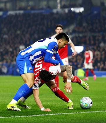 Diego Gomez of Brighton and Hove Albion and Piero Hincapie of Arsenal. Brighton and Hove Albion v Arsenal, Premier League, Football, American Express Community Stadium, Brighton, UK - 04 Mar 2026Brighton American Express Community Stadi United Kingdom EDITORIAL USE ONLY No use with unauthorised audio, video, data, fixture lists, club league logos or live services. Online in-match use limited to 120 images, no video emulation. No use in betting, games or single club league player publications. Copyright: xJamesxMarsh Shutterstockx 16720017au