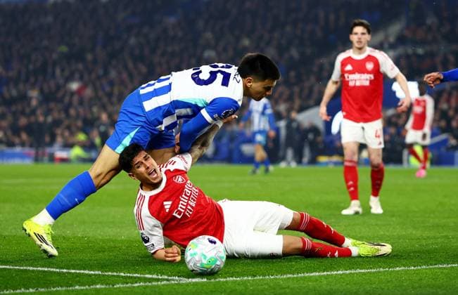 Diego Gomez of Brighton and Hove Albion and Piero Hincapie of Arsenal. Brighton and Hove Albion v Arsenal, Premier League, Football, American Express Community Stadium, Brighton, UK - 04 Mar 2026Brighton American Express Community Stadi United Kingdom EDITORIAL USE ONLY No use with unauthorised audio, video, data, fixture lists, club league logos or live services. Online in-match use limited to 120 images, no video emulation. No use in betting, games or single club league player publications. Copyright: xJamesxMarsh Shutterstockx 16720017av