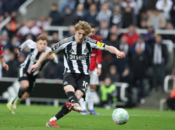 Newcastle Upon Tyne, England, 4th March 2026. Anthony Gordon of Newcastle United scores the first goal from the penalty spot during the Newcastle United vs Manchester United, ManU Premier League match at St. James Park, Newcastle Upon Tyne. Picture credit should read: Nigel Roddis Sportimage EDITORIAL USE ONLY. No use with unauthorised audio, video, data, fixture lists, club league logos or live services. Online in-match use limited to 120 images, no video emulation. No use in betting, games or single club league player publications. SPI_034_NR_NEWC_MANC SPI-4578-0034