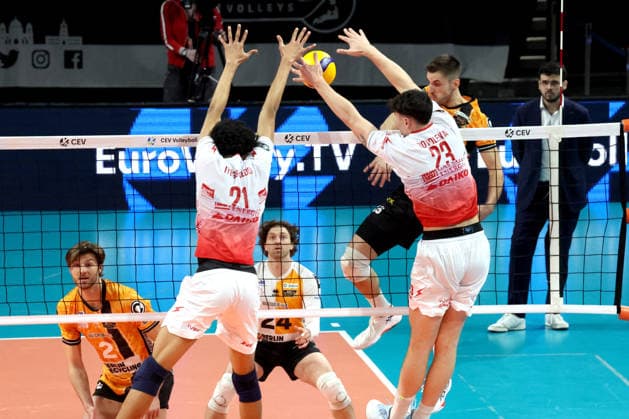 DEU, CEV-Cup, BR Volleys vs. Picenza Volleys, 04.03.2026, Max-Schmeling-Halle, Berlin, DEU, CEV-Cup, BR Volleys vs. Picenza Volleys, im Bild Ruben Schott (BR Volleys 13), Iyegbekedo Daniel (Piacenza 21) , Bovolenta Alberto (Piacenza 23)