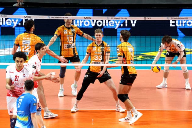DEU, CEV-Cup, BR Volleys vs. Picenza Volleys, 04.03.2026, Max-Schmeling-Halle, Berlin, DEU, CEV-Cup, BR Volleys vs. Picenza Volleys, im Bild BR Volleys-Spielerkreis, Jake Hanes (BR Volleys 22), Ruben Schott (BR Volleys 13), Fedor Ivanov (BR Volleys 33), Matthew Knigge (BR Volleys 2), Kyle Dagostino (BR Volleys 24), Iyegbekedo Daniel (Piacenza 21) , Mandiraci Efe(Piacenza 9) , Loreti Luca (Piacenza 27)