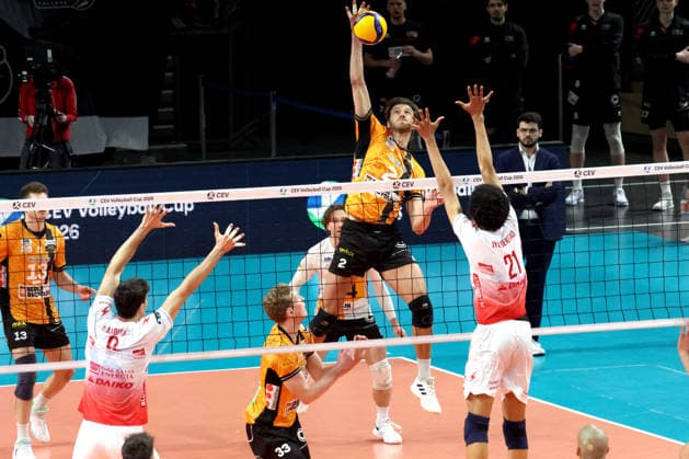 DEU, CEV-Cup, BR Volleys vs. Picenza Volleys, 04.03.2026, Max-Schmeling-Halle, Berlin, DEU, CEV-Cup, BR Volleys vs. Picenza Volleys, im Bild Matthew Knigge (BR Volleys 2), Fedor Ivanov (BR Volleys 33), Iyegbekedo Daniel (Piacenza 21)