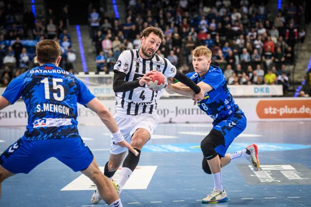 Domagoj Duvnjak (THW Kiel, 04) zwischen Simone Mengon (TVB Stuttgart, 15), li. und Linus Schmid (TVB Stuttgart, 18), re. GER, TVB Stuttgart - THW Kiel, DAIKIN HBL, Handball, Bundesliga, 24. Spieltag, Spielzeit 2025 2026, 05.03.2026 GER, TVB Stuttgart - THW Kiel, DAIKIN HBL, Handball, Bundesliga, 24. Spieltag, Spielzeit 2025 2026, 05.03.2026 Stuttgart Copyright: xSandyxDinkelackerx EP_SDR