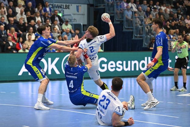 RECORD DATE NOT STATED Lukas Hutecek (TBV Lemgo Lippe 2) gegen Ellidi Vidarsson (VfL Gummersbach 4) und Miro Schluroff (VfL Gummersbach 15) VfL Gummersbach vs. TBV Lemgo Lippe, Handball, Daikin 1. Bundesliga, 24. Spieltag, Spielzeit 2025-2026, Schwalbe Arena Gummersbach, 05.03.2026 VfL Gummersbach vs. TBV Lemgo Lippe, Handball, Daikin 1. Bundesliga, 24. Spieltag, Spielzeit 2025-2026, Schwalbe Arena Gummersbach, 05.03.2026 Gummersbach Copyright: xEibner-Pressefoto JuergenxAugstx EP_JAT