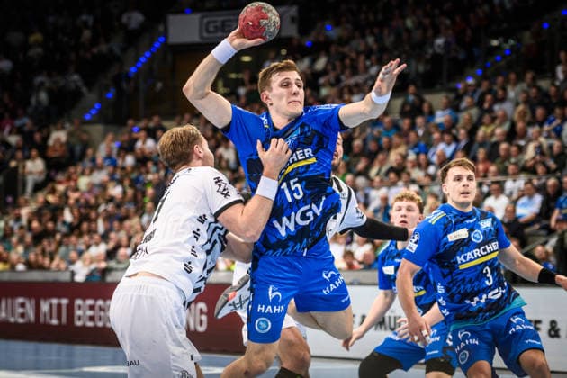 Simone Mengon (TVB Stuttgart, 15) vs. Petter Overby (THW Kiel, 11), li., re. daneben noch Max Haefner (TVB Stuttgart, 03) GER, TVB Stuttgart - THW Kiel, DAIKIN HBL, Handball, Bundesliga, 24. Spieltag, Spielzeit 2025 2026, 05.03.2026 GER, TVB Stuttgart - THW Kiel, DAIKIN HBL, Handball, Bundesliga, 24. Spieltag, Spielzeit 2025 2026, 05.03.2026 Stuttgart Copyright: xSandyxDinkelackerx EP_SDR