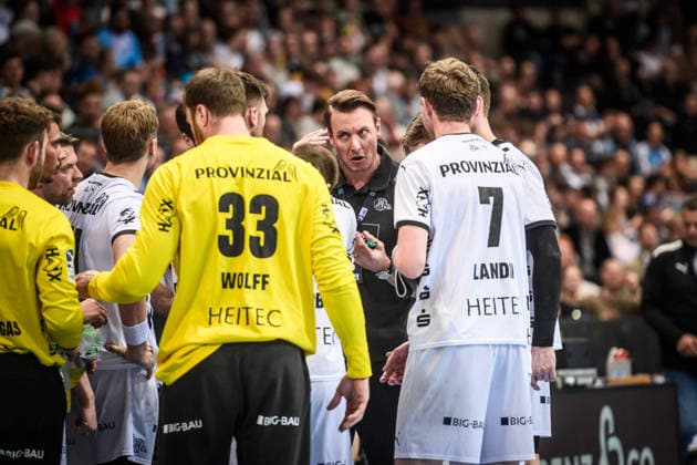 Filip Jicha (THW Kiel, Trainer) - Auszeit, Ansprache an das Team - alles nur Kopfsache GER, TVB Stuttgart - THW Kiel, DAIKIN HBL, Handball, Bundesliga, 24. Spieltag, Spielzeit 2025 2026, 05.03.2026 GER, TVB Stuttgart - THW Kiel, DAIKIN HBL, Handball, Bundesliga, 24. Spieltag, Spielzeit 2025 2026, 05.03.2026 Stuttgart Copyright: xSandyxDinkelackerx EP_SDR