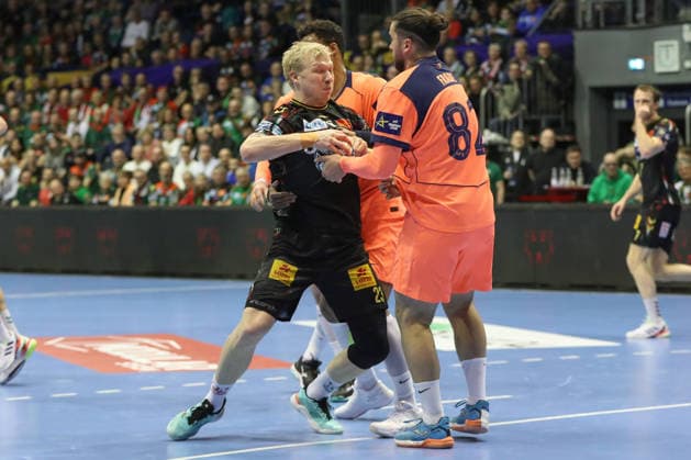 05.03.2026, xgox, Handball - EHF Champions League SC Magdeburg - FC Barcelona, Barca v.l. Timothey N guessan (N guessan, Barcelona, 19), Magnus Saugstrup (Magdeburg, 23), Luis Frade (Barcelona, 82) Zweikampf, Duell, Kampf, tackle Magdeburg
