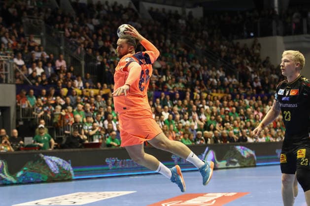 05.03.2026, xtgx, Handball, EHF Champions League, SC Magdeburg - FC Barcelona, Barca v.l. Luis Frade (Barcelona, 82) wirft Tor, Torschuetze, erzielt Tor, Treffer, scores the goal Magdeubrg