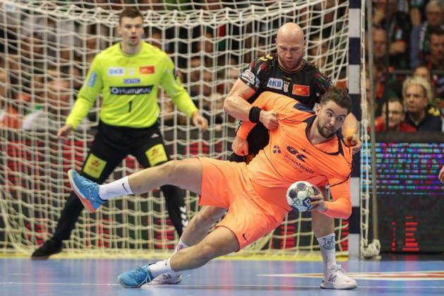 05.03.2026, xtgx, Handball, EHF Champions League, SC Magdeburg - FC Barcelona, Barca v.l. Oscar Bergendahl (Magdeburg, 54), Luis Frade (Barcelona, 82) Zweikampf, Duell, Kampf, tackle Magdeubrg