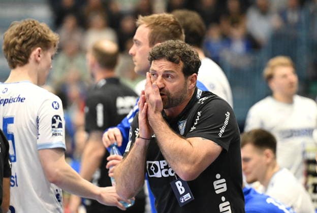 RECORD DATE NOT STATED Florian Kehrmann (TBV Lemgo Lippe Trainer) haelt sich die Wange VfL Gummersbach vs. TBV Lemgo Lippe, Handball, Daikin 1. Bundesliga, 24. Spieltag, Spielzeit 2025-2026, Schwalbe Arena Gummersbach, 05.03.2026 VfL Gummersbach vs. TBV Lemgo Lippe, Handball, Daikin 1. Bundesliga, 24. Spieltag, Spielzeit 2025-2026, Schwalbe Arena Gummersbach, 05.03.2026 Gummersbach Copyright: xEibner-Pressefoto JuergenxAugstx EP_JAT