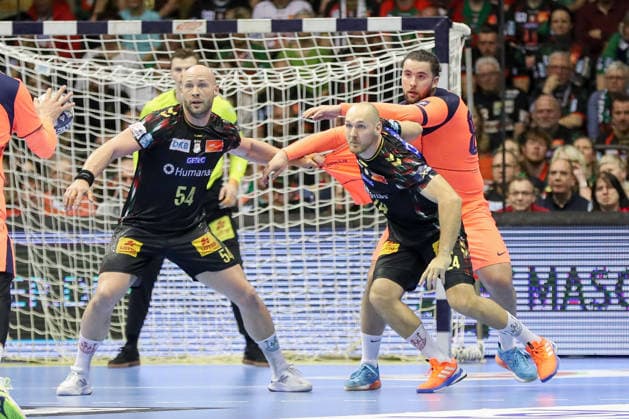 05.03.2026, xgox, Handball - EHF Champions League SC Magdeburg - FC Barcelona, Barca v.l. Oscar Bergendahl (Magdeburg, 54), Luis Frade (Barcelona, 82), Christian O Sullivan (Magdeburg, 24) Zweikampf, Duell, Kampf, tackle Magdeburg