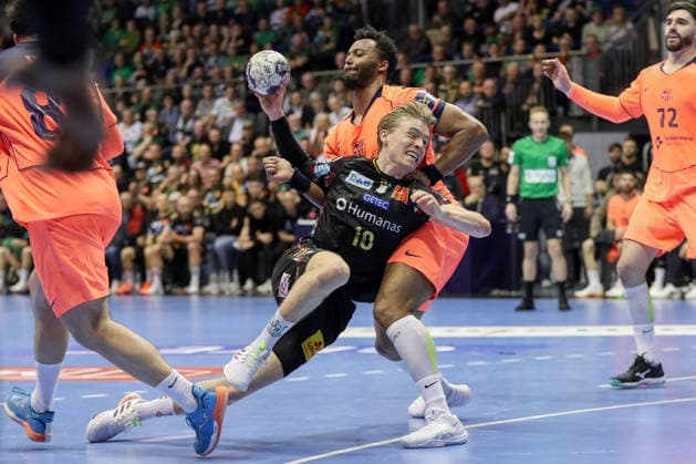 05.03.2026, xgox, Handball - EHF Champions League SC Magdeburg - FC Barcelona, Barca v.l. Gisli Thorgeir Kristjansson (Magdeburg, 10), Timothey N guessan (N guessan, Barcelona, 19) Zweikampf, Duell, Kampf, tackle Magdeburg
