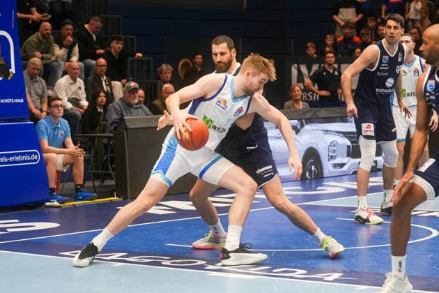 Till Pape (Skyliners Frankfurt, 19) im Zweikampf gegen Nemanja Djurisic (Syntainics MBC, 42) Syntainics MBC vs. Skyliners Frankfurt, Basketball, 1. Basketball Bundesliga, 22. Spieltag, Saison 2025 2026, 06.03.2026 Syntainics MBC vs. Skyliners Frankfurt, Basketball, 1. Basketball Bundesliga, 22. Spieltag, Saison 2025 2026, 06.03.2026 Weissenfels Copyright: xEibner-Pressefoto PiaxSchindlerx EP_PSR