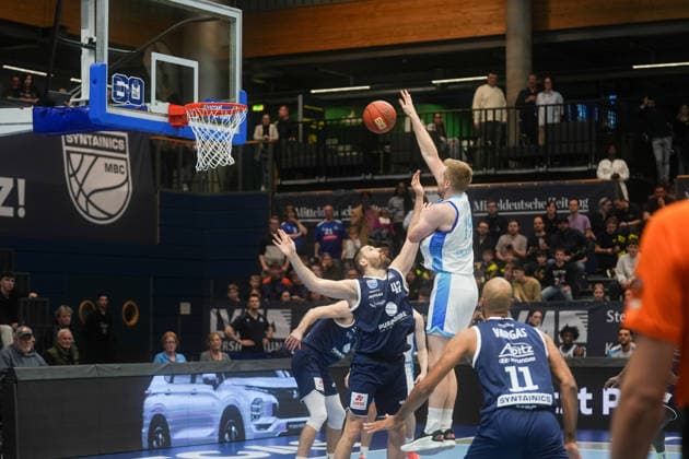Till Pape (Skyliners Frankfurt, 19) setzt sich gegen Nemanja Djurisic (Syntainics MBC, 42) erfolgreich durch Syntainics MBC vs. Skyliners Frankfurt, Basketball, 1. Basketball Bundesliga, 22. Spieltag, Saison 2025 2026, 06.03.2026 Syntainics MBC vs. Skyliners Frankfurt, Basketball, 1. Basketball Bundesliga, 22. Spieltag, Saison 2025 2026, 06.03.2026 Weissenfels Copyright: xEibner-Pressefoto PiaxSchindlerx EP_PSR