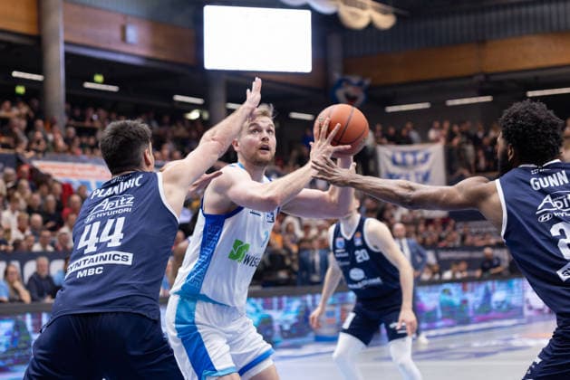 Jure Planinic (MBC, 44), Till Pape (Skyliners, 19), RJ Gunn (MBC, 21), Syntainics MBC vs. Skyliners Frankfurt, Basketball, 1. Bundesliga, Maenner, 22. Spieltag, Hauptrunde, Saison 2025 26, 06.03.2026. Weißenfels Stadthalle Sachsen-Anhalt Deutschland