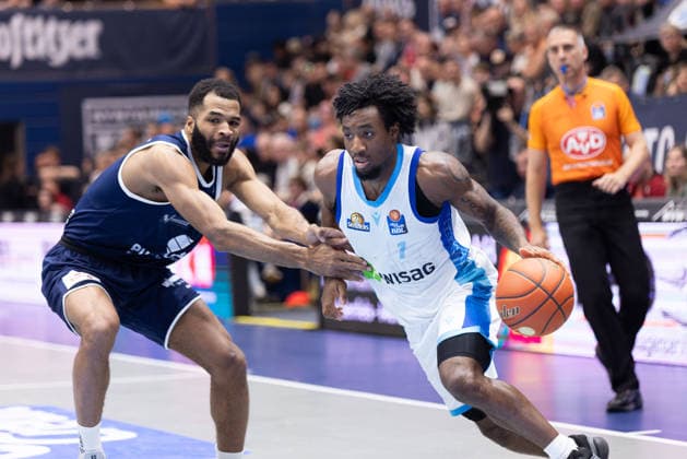 Andrew Harrison (MBC, 2), Isaiah Swope (Skyliners, 1), Syntainics MBC vs. Skyliners Frankfurt, Basketball, 1. Bundesliga, Maenner, 22. Spieltag, Hauptrunde, Saison 2025 26, 06.03.2026. Weißenfels Stadthalle Sachsen-Anhalt Deutschland