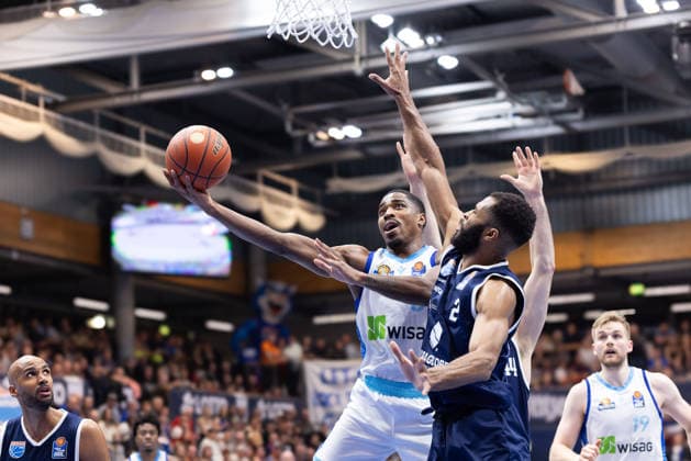 William Christmas (Skyliners, 8), Andrew Harrison (MBC, 2), Syntainics MBC vs. Skyliners Frankfurt, Basketball, 1. Bundesliga, Maenner, 22. Spieltag, Hauptrunde, Saison 2025 26, 06.03.2026. Weißenfels Stadthalle Sachsen-Anhalt Deutschland