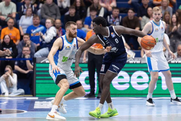 Radii Caisin (Skyliners, 16), Khyri Thomas (MBC, 0), Syntainics MBC vs. Skyliners Frankfurt, Basketball, 1. Bundesliga, Maenner, 22. Spieltag, Hauptrunde, Saison 2025 26, 06.03.2026. Weißenfels Stadthalle Sachsen-Anhalt Deutschland