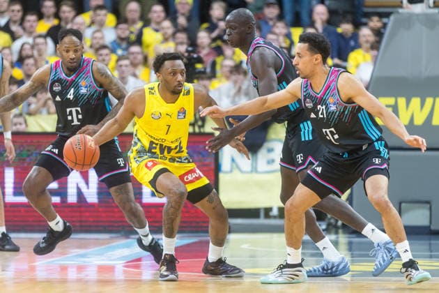 Oldenburg, Niedersachsen, DEU, 06.03.2026, Dakarai Tucker (Mitte, EWE Baskets Oldenburg), Joel Aminu (rechts, Telekom Baskets Bonn), Jeff Garrett Jr. (links, Telekom Baskets Bonn). EWE Baskets Oldenburg vs. Telekom Baskets Bonn. Basketball. 1. Basketball-Bundesliga Saison 2025 2026, 22. Spieltag, Grosse EWE Arena. EWE Baskets Oldenburg vs. Telekom Baskets Bonn