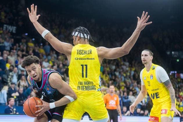 Oldenburg, Niedersachsen, DEU, 06.03.2026, Alijah Comithier (links, Telekom Baskets Bonn), Nicholas Tischler (Mitte, EWE Baskets Oldenburg) und Tomislav Zubcic (rechts, EWE Baskets Oldenburg), EWE Baskets Oldenburg vs. Telekom Baskets Bonn. Basketball. 1. Basketball-Bundesliga Saison 2025 2026, 22. Spieltag, Grosse EWE Arena. EWE Baskets Oldenburg vs. Telekom Baskets Bonn