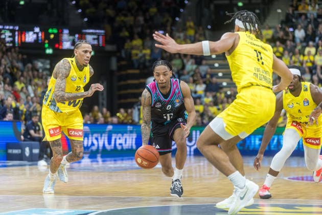 Oldenburg, Niedersachsen, DEU, 06.03.2026, Jalen Finch (Mitte, Telekom Baskets Bonn), Nicholas Tischler (rechts, EWE Baskets Oldenburg) und Michale Kyser (links, EWE Baskets Oldenburg). EWE Baskets Oldenburg vs. Telekom Baskets Bonn. Basketball. 1. Basketball-Bundesliga Saison 2025 2026, 22. Spieltag, Grosse EWE Arena. EWE Baskets Oldenburg vs. Telekom Baskets Bonn