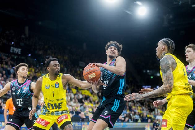 Oldenburg, Niedersachsen, DEU, 06.03.2026, Michael Kessens (rechts, Telekom Baskets Bonn), Dakarai Tucker (Mitte, EWE Baskets Oldenburg) und Alijah Comithier (links, Telekom Baskets Bonn), EWE Baskets Oldenburg vs. Telekom Baskets Bonn. Basketball. 1. Basketball-Bundesliga Saison 2025 2026, 22. Spieltag, Grosse EWE Arena. EWE Baskets Oldenburg vs. Telekom Baskets Bonn