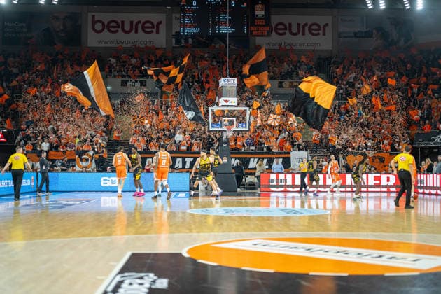 Die Zuschauer und Fans von Ulm feiern den Spielbeginn, GER, ratiopharm Ulm vs. MHP Riesen Ludwigsburg, Basketball Bundesliga, easycredit BBL, 22. Spieltag, Spielzeit 2025 2026, 06.03.2026, GER, ratiopharm Ulm vs. MHP Riesen Ludwigsburg, Basketball Bundesliga, easycredit BBL, 22. Spieltag, Spielzeit 2025 2026, 06.03.2026 Neu-Ulm Copyright: xEibner-Pressefoto SaschaxWaltherx EP_EER