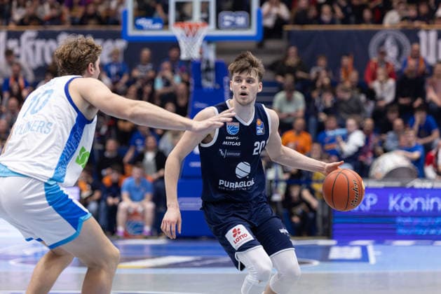 Jacob Holt (Skyliners, 10), Perttu Blomgren (MBC, 20), Syntainics MBC vs. Skyliners Frankfurt, Basketball, 1. Bundesliga, Maenner, 22. Spieltag, Hauptrunde, Saison 2025 26, 06.03.2026. Weißenfels Stadthalle Sachsen-Anhalt Deutschland