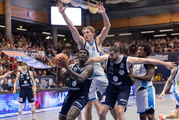 Khyri Thomas (MBC, 0), Jacob Holt (Skyliners, 10), Nemanja Djurisic (MBC, 42), Isaiah Swope (Skyliners, 1), Syntainics MBC vs. Skyliners Frankfurt, Basketball, 1. Bundesliga, Maenner, 22. Spieltag, Hauptrunde, Saison 2025 26, 06.03.2026. Weißenfels Stadthalle Sachsen-Anhalt Deutschland