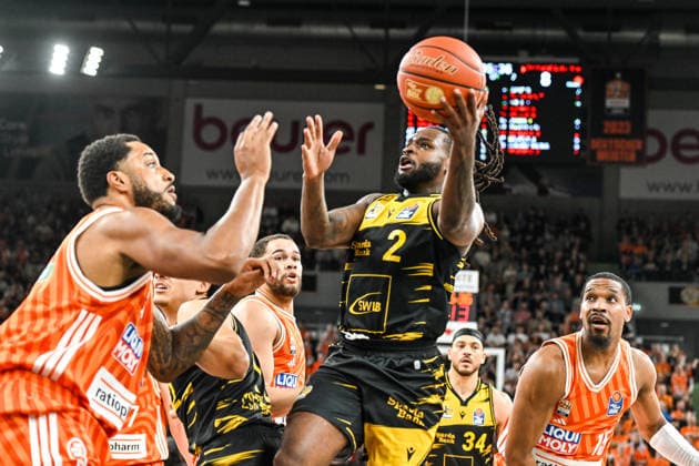 GER, BBL, ratiopharm Ulm vs MHP Riesen Ludwigsburg 06.03.2026, ratiopharm arena, Neu-Ulm, GER, BBL, ratiopharm Ulm vs MHP Riesen Ludwigsburg, im Bild Joel Soriano (Ulm, 12), Tray Buchanan (Ludwigsburg, 2) setzt sich energisch durch