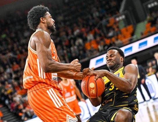 GER, BBL, ratiopharm Ulm vs MHP Riesen Ludwigsburg 06.03.2026, ratiopharm arena, Neu-Ulm, GER, BBL, ratiopharm Ulm vs MHP Riesen Ludwigsburg, im Bild Malik Osborne (Ulm, 10), Maxwell Dongmo Temoka (Ludwigsburg, 39)