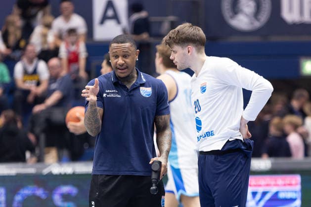 Charles Callison (MBC, 23), verletzt, im Gespräch mit Perttu Blomgren (MBC, 20), Syntainics MBC vs. Skyliners Frankfurt, Basketball, 1. Bundesliga, Maenner, 22. Spieltag, Hauptrunde, Saison 2025 26, 06.03.2026. Weißenfels Stadthalle Sachsen-Anhalt Deutschland
