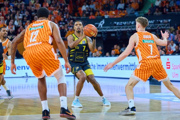 Joel Soriano (ratiopharm ulm, 12), Elijah Hughes (MHP Riesen Ludwigsburg, 07), Tobias Jensen (ratiopharm ulm, 07) GER, ratiopharm ulm vs. MHP Riesen Ludwigsburg, Basketball, 22. Spieltag, EasyCredit BBL, Spielzeit 2025 2026, 06.03.2026 GER, ratiopharm ulm vs. MHP Riesen Ludwigsburg, Basketball, 22. Spieltag, EasyCredit BBL, Spielzeit 2025 2026, 06.03.2026 Neu-Ulm Copyright: xEibner-Pressefoto GeraldxOelze-dexStoppanyx EP_ODS
