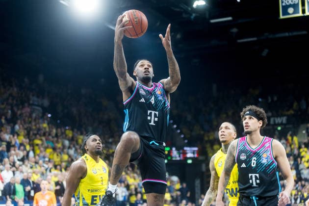 Oldenburg, Niedersachsen, DEU, 06.03.2026, Jeff Garrett Jr. (Mitte, Telekom Baskets Bonn), Michael Kessens (rechts, Telekom Baskets Bonn) und Christopher Clemons (links, EWE Baskets Oldenburg) und Michale Kyser (rechts, EWE Baskets Oldenburg). EWE Baskets Oldenburg vs. Telekom Baskets Bonn. Basketball. 1. Basketball-Bundesliga Saison 2025 2026, 22. Spieltag, Grosse EWE Arena. EWE Baskets Oldenburg vs. Telekom Baskets Bonn