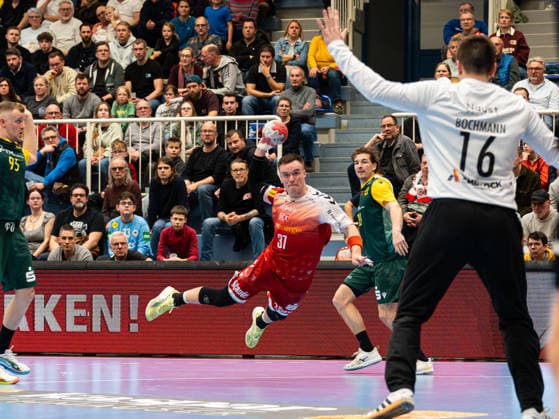 Max Neuhaus (TuSEM Essen, 37) beim Torwurf gegen Pascal Bochmann (VfL Eintracht Hagen, 16) TuSEM Essen vs. VfL Eintracht Hagen, Handball, 2. Bundesliga, 23. Spieltag, Saison 2025 2026, 06.03.2026 TuSEM Essen vs. VfL Eintracht Hagen, Handball, 2. Bundesliga, 23. Spieltag, Saison 2025 2026, 06.03.2026 Essen Copyright: xEibner-Pressefoto DamianxKruczynx EP_DKI