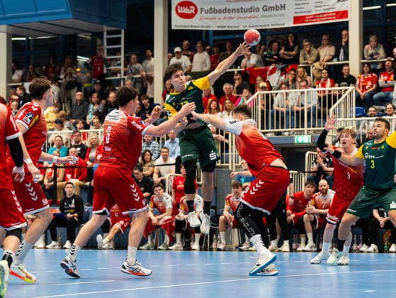 Luca Richter (VfL Eintracht Hagen, 77) beim Torwurf gegen Maximilian Hejny (TuSEM Essen, 64) und Valentin Willner (TuSEM Essen, 05) TuSEM Essen vs. VfL Eintracht Hagen, Handball, 2. Bundesliga, 23. Spieltag, Saison 2025 2026, 06.03.2026 TuSEM Essen vs. VfL Eintracht Hagen, Handball, 2. Bundesliga, 23. Spieltag, Saison 2025 2026, 06.03.2026 Essen Copyright: xEibner-Pressefoto DamianxKruczynx EP_DKI