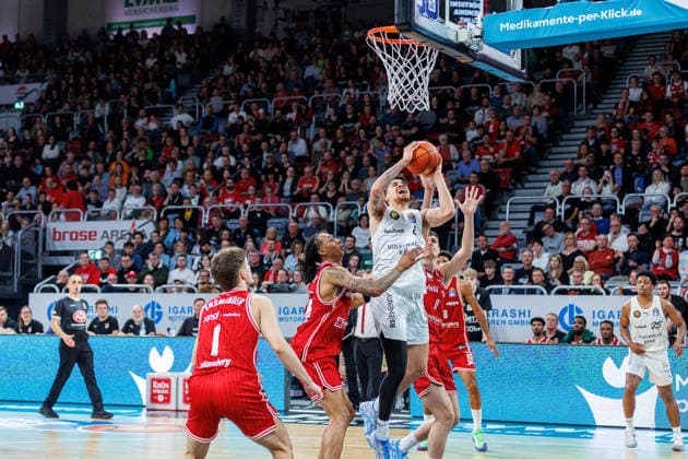 Austin Crowley (BMA365 Bamberg Baskets, 85), Joshua Obiesie (Basketball Loewen Braunschweig, 08), Richard Balint (BMA365 Bamberg Baskets, 11), BMA365 Bamberg Baskets vs. Basketball Loewen Braunschweig, Basketball, easyCredit BBL, 22. Spieltag, 06.03.2026 BMA365 Bamberg Baskets vs. Basketball Loewen Braunschweig, Basketball, easyCredit BBL, 22. Spieltag, 06.03.2026 Bamberg Copyright: xEibner-Pressefoto G.xSantemizx EP_EER