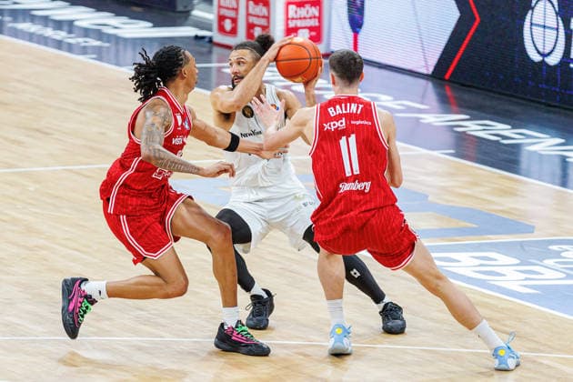 Austin Crowley (BMA365 Bamberg Baskets, 85), Kaza Kajami-Keane (Basketball Loewen Braunschweig, 24), Richard Balint (BMA365 Bamberg Baskets, 11), BMA365 Bamberg Baskets vs. Basketball Loewen Braunschweig, Basketball, easyCredit BBL, 22. Spieltag, 06.03.2026 BMA365 Bamberg Baskets vs. Basketball Loewen Braunschweig, Basketball, easyCredit BBL, 22. Spieltag, 06.03.2026 Bamberg Copyright: xEibner-Pressefoto G.xSantemizx EP_EER