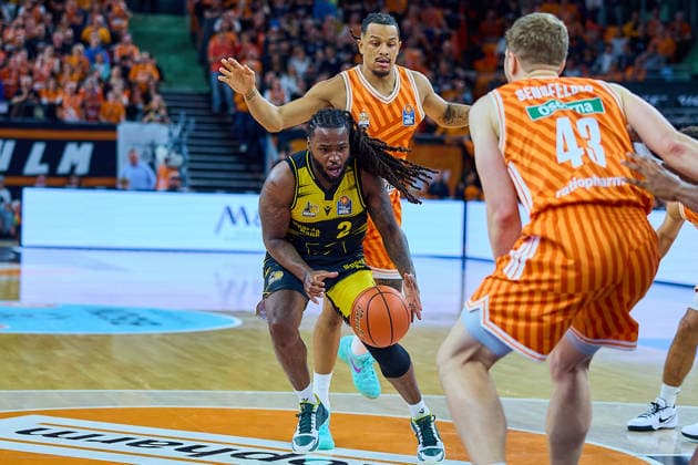 Tray Buchanan (MHP Riesen Ludwigsburg, 02), Nelson Weidemann (ratiopharm ulm, 00), Christian Sengfelder (ratiopharm ulm, 43) GER, ratiopharm ulm vs. MHP Riesen Ludwigsburg, Basketball, 22. Spieltag, EasyCredit BBL, Spielzeit 2025 2026, 06.03.2026 GER, ratiopharm ulm vs. MHP Riesen Ludwigsburg, Basketball, 22. Spieltag, EasyCredit BBL, Spielzeit 2025 2026, 06.03.2026 Neu-Ulm Copyright: xEibner-Pressefoto GeraldxOelze-dexStoppanyx EP_ODS