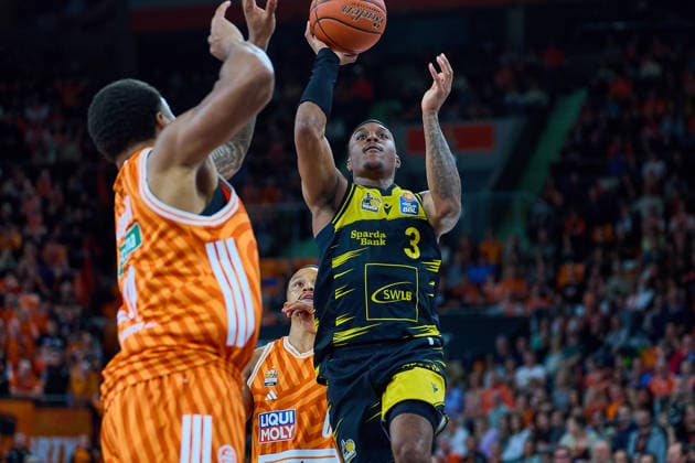 Joel Soriano (ratiopharm ulm, 12), Nelson Weidemann (ratiopharm ulm, 00), Korbleger Stef Smith (MHP Riesen Ludwigsburg, 03) GER, ratiopharm ulm vs. MHP Riesen Ludwigsburg, Basketball, 22. Spieltag, EasyCredit BBL, Spielzeit 2025 2026, 06.03.2026 GER, ratiopharm ulm vs. MHP Riesen Ludwigsburg, Basketball, 22. Spieltag, EasyCredit BBL, Spielzeit 2025 2026, 06.03.2026 Neu-Ulm Copyright: xEibner-Pressefoto GeraldxOelze-dexStoppanyx EP_ODS