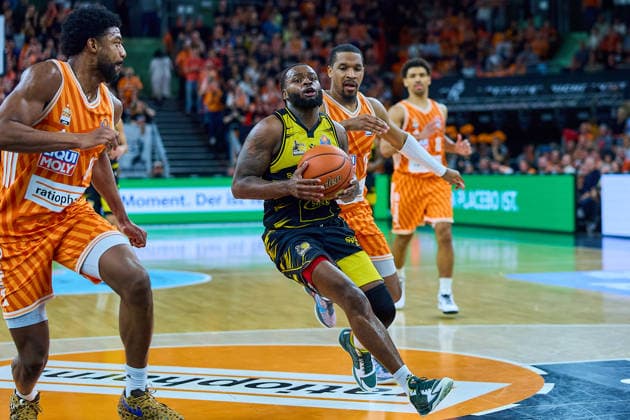Malik Osborne (ratiopharm ulm, 10), Tray Buchanan (MHP Riesen Ludwigsburg, 02), Justin Simon (ratiopharm ulm, 15) GER, ratiopharm ulm vs. MHP Riesen Ludwigsburg, Basketball, 22. Spieltag, EasyCredit BBL, Spielzeit 2025 2026, 06.03.2026 GER, ratiopharm ulm vs. MHP Riesen Ludwigsburg, Basketball, 22. Spieltag, EasyCredit BBL, Spielzeit 2025 2026, 06.03.2026 Neu-Ulm Copyright: xEibner-Pressefoto GeraldxOelze-dexStoppanyx EP_ODS