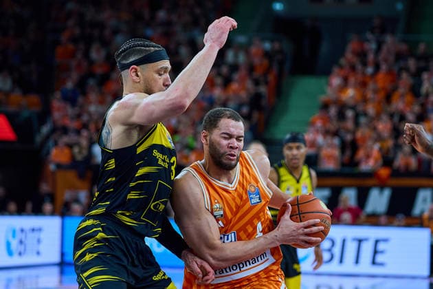 Zweikampf, Duell zwischen Gavin Schilling (MHP Riesen Ludwigsburg, 34) und Christopher Ledlum (ratiopharm ulm, 04) GER, ratiopharm ulm vs. MHP Riesen Ludwigsburg, Basketball, 22. Spieltag, EasyCredit BBL, Spielzeit 2025 2026, 06.03.2026 GER, ratiopharm ulm vs. MHP Riesen Ludwigsburg, Basketball, 22. Spieltag, EasyCredit BBL, Spielzeit 2025 2026, 06.03.2026 Neu-Ulm Copyright: xEibner-Pressefoto GeraldxOelze-dexStoppanyx EP_ODS