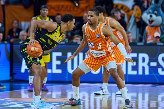 Elijah Hughes (MHP Riesen Ludwigsburg, 07), Justin Simon (ratiopharm ulm, 15) GER, ratiopharm ulm vs. MHP Riesen Ludwigsburg, Basketball, 22. Spieltag, EasyCredit BBL, Spielzeit 2025 2026, 06.03.2026 GER, ratiopharm ulm vs. MHP Riesen Ludwigsburg, Basketball, 22. Spieltag, EasyCredit BBL, Spielzeit 2025 2026, 06.03.2026 Neu-Ulm Copyright: xEibner-Pressefoto GeraldxOelze-dexStoppanyx EP_ODS