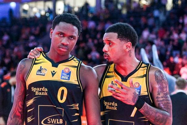 GER, BBL, ratiopharm Ulm vs MHP Riesen Ludwigsburg 06.03.2026, ratiopharm arena, Neu-Ulm, GER, BBL, ratiopharm Ulm vs MHP Riesen Ludwigsburg, im Bild Babacar Sane (Ludwigsburg, 0), Elijah Hughes (Ludwigsburg, 7), Enttaeuschung nach Spielende