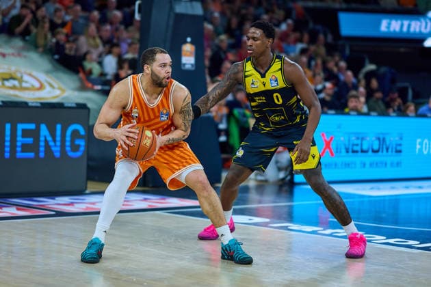 Zweikampf, Duell zwischen Christopher Ledlum (ratiopharm ulm, 04) und Babacar Sane (MHP Riesen Ludwigsburg, 00) GER, ratiopharm ulm vs. MHP Riesen Ludwigsburg, Basketball, 22. Spieltag, EasyCredit BBL, Spielzeit 2025 2026, 06.03.2026 GER, ratiopharm ulm vs. MHP Riesen Ludwigsburg, Basketball, 22. Spieltag, EasyCredit BBL, Spielzeit 2025 2026, 06.03.2026 Neu-Ulm Copyright: xEibner-Pressefoto GeraldxOelze-dexStoppanyx EP_ODS