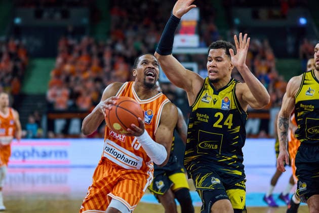 Zweikampf, Duell zwischen Justin Simon (ratiopharm ulm, 15) und Brandon Tischler (MHP Riesen Ludwigsburg, 24) GER, ratiopharm ulm vs. MHP Riesen Ludwigsburg, Basketball, 22. Spieltag, EasyCredit BBL, Spielzeit 2025 2026, 06.03.2026 GER, ratiopharm ulm vs. MHP Riesen Ludwigsburg, Basketball, 22. Spieltag, EasyCredit BBL, Spielzeit 2025 2026, 06.03.2026 Neu-Ulm Copyright: xEibner-Pressefoto GeraldxOelze-dexStoppanyx EP_ODS