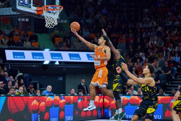 Korbleger Mark Smith (ratiopharm ulm, 13)Tray Buchanan (MHP Riesen Ludwigsburg, 02), Brandon Tischler (MHP Riesen Ludwigsburg, 24) GER, ratiopharm ulm vs. MHP Riesen Ludwigsburg, Basketball, 22. Spieltag, EasyCredit BBL, Spielzeit 2025 2026, 06.03.2026 GER, ratiopharm ulm vs. MHP Riesen Ludwigsburg, Basketball, 22. Spieltag, EasyCredit BBL, Spielzeit 2025 2026, 06.03.2026 Neu-Ulm Copyright: xEibner-Pressefoto GeraldxOelze-dexStoppanyx EP_ODS