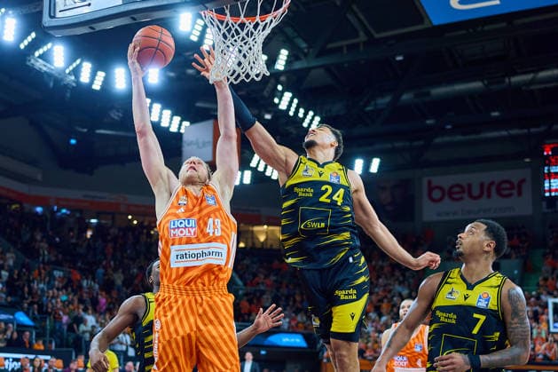 Luftkampf Christian Sengfelder (ratiopharm ulm, 43) und Brandon Tischler (MHP Riesen Ludwigsburg, 24), Elijah Hughes (MHP Riesen Ludwigsburg, 07) GER, ratiopharm ulm vs. MHP Riesen Ludwigsburg, Basketball, 22. Spieltag, EasyCredit BBL, Spielzeit 2025 2026, 06.03.2026 GER, ratiopharm ulm vs. MHP Riesen Ludwigsburg, Basketball, 22. Spieltag, EasyCredit BBL, Spielzeit 2025 2026, 06.03.2026 Neu-Ulm Copyright: xEibner-Pressefoto GeraldxOelze-dexStoppanyx EP_ODS