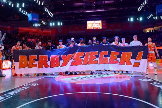 Flagge Derbysieger nach Spielende GER, ratiopharm ulm vs. MHP Riesen Ludwigsburg, Basketball, 22. Spieltag, EasyCredit BBL, Spielzeit 2025 2026, 06.03.2026 GER, ratiopharm ulm vs. MHP Riesen Ludwigsburg, Basketball, 22. Spieltag, EasyCredit BBL, Spielzeit 2025 2026, 06.03.2026 Neu-Ulm Copyright: xEibner-Pressefoto GeraldxOelze-dexStoppanyx EP_ODS